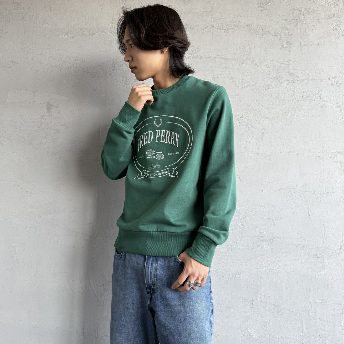 FRED PERRY [フレッドペリー] Chosen by Champions クルーネックスウェット [M1605] Z18 SPORT &&モデル身長：179cm 着用サイズ：M&&