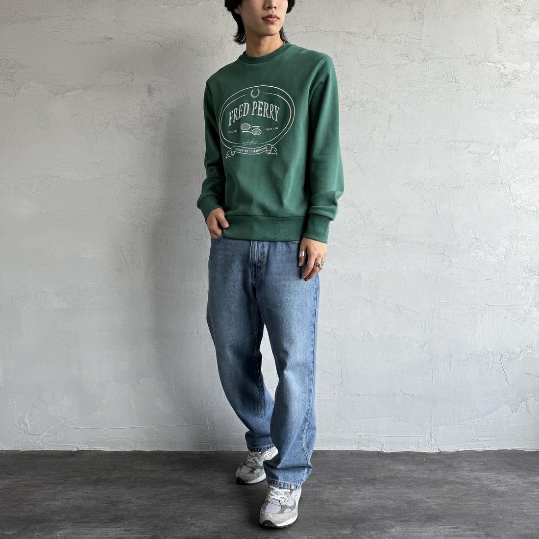 FRED PERRY [フレッドペリー] Chosen by Champions クルーネックスウェット [M1605] Z18 SPORT &&モデル身長：179cm 着用サイズ：M&&