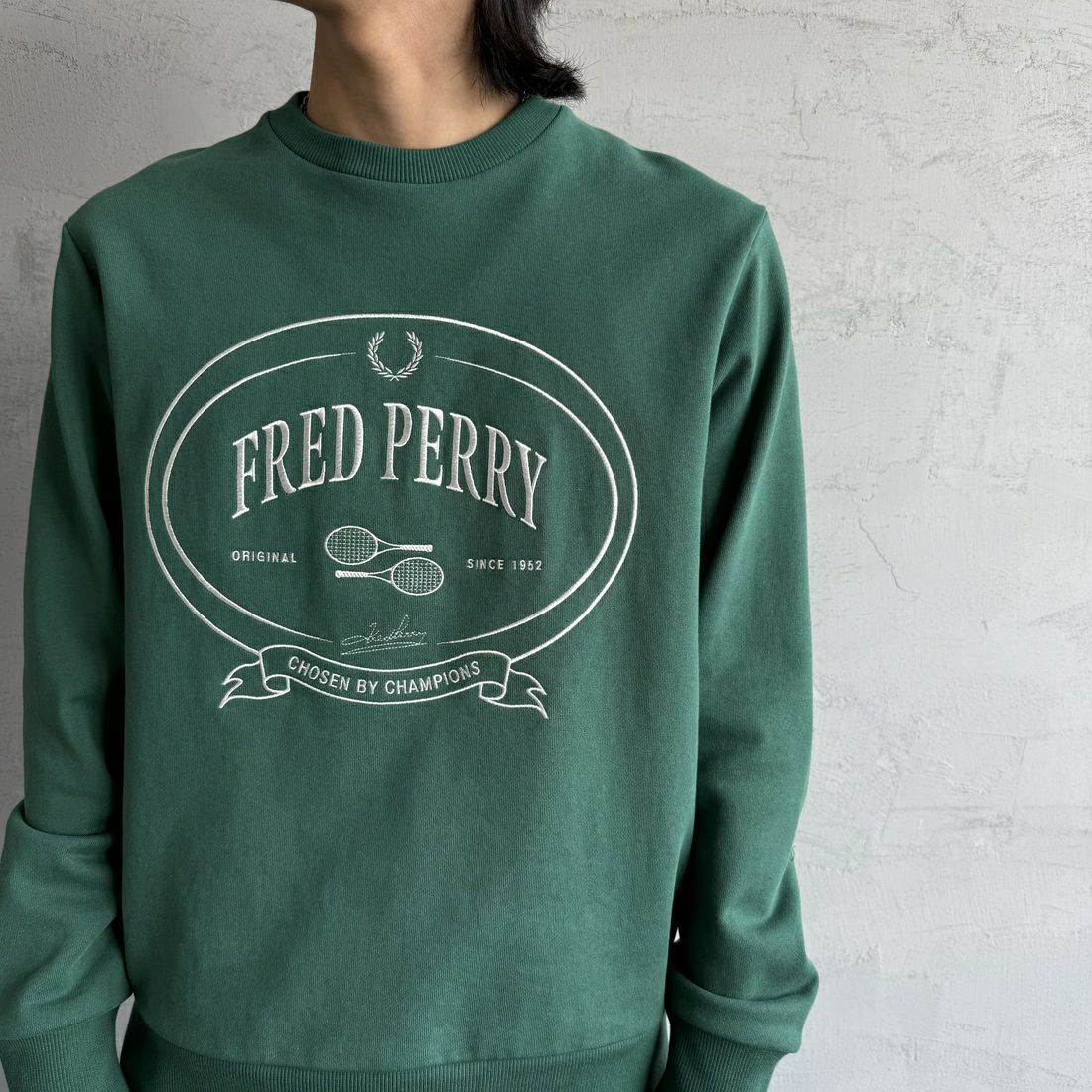 FRED PERRY [フレッドペリー] Chosen by Champions クルーネックスウェット [M1605] Z18 SPORT &&モデル身長：179cm 着用サイズ：M&&