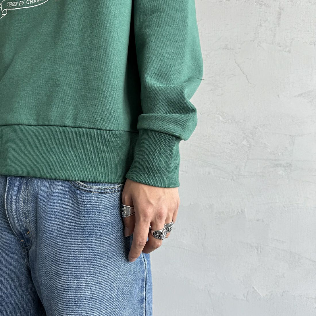 FRED PERRY [フレッドペリー] Chosen by Champions クルーネックスウェット [M1605] Z18 SPORT &&モデル身長：179cm 着用サイズ：M&&