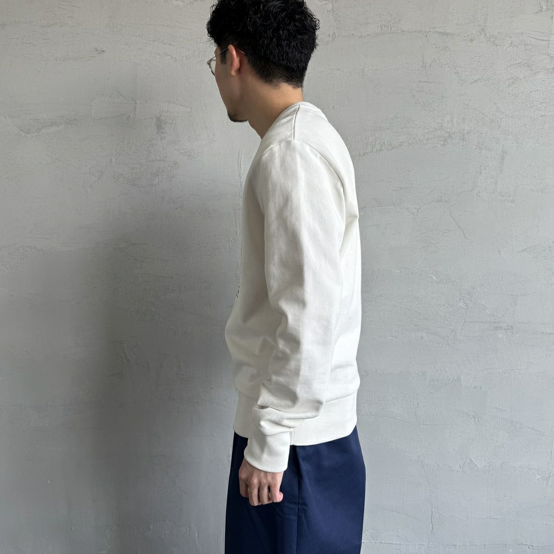 FRED PERRY [フレッドペリー] Chosen by Champions クルーネックスウェット [M1605] 129 SNOW W &&モデル身長：168cm 着用サイズ：M&&