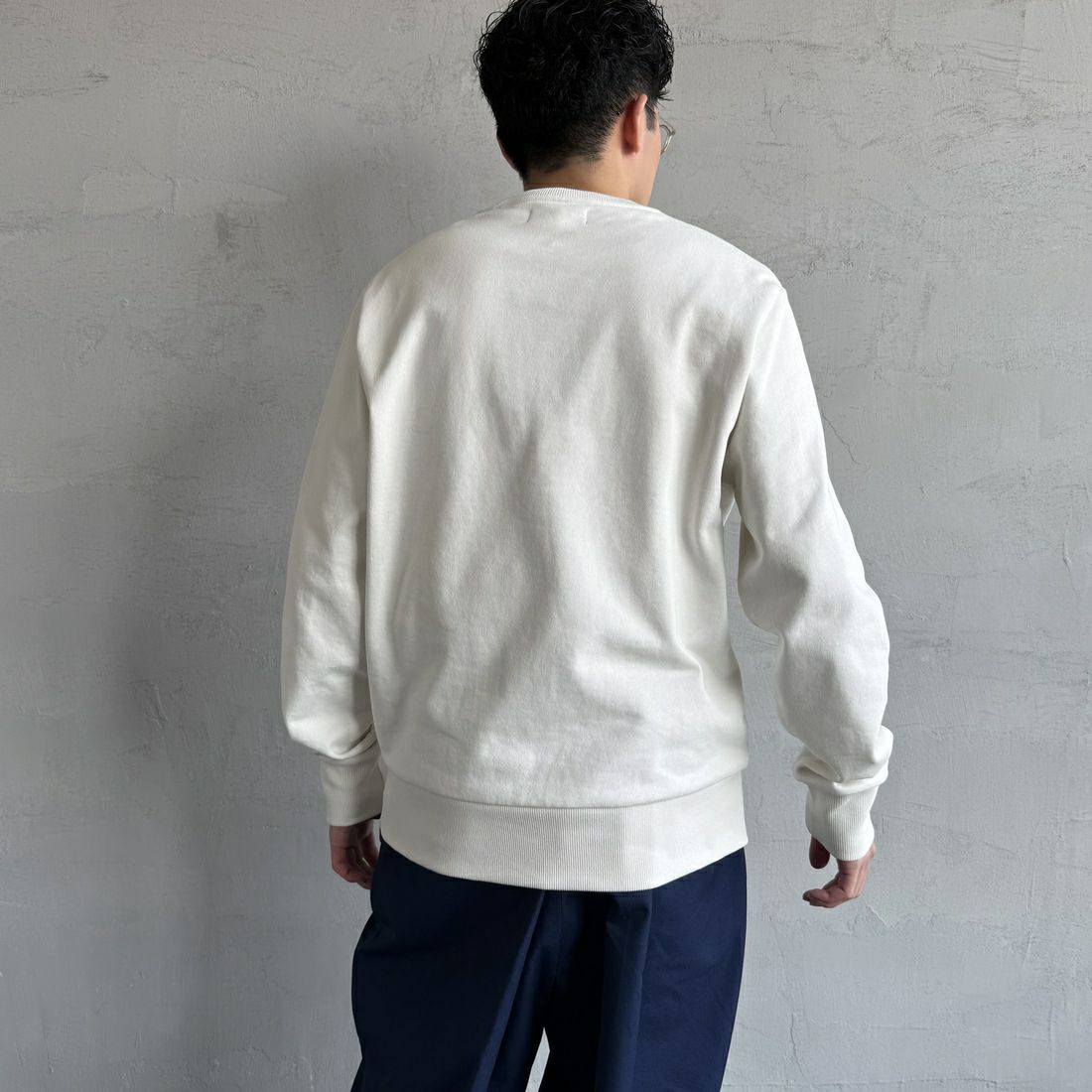 FRED PERRY [フレッドペリー] Chosen by Champions クルーネックスウェット [M1605] 129 SNOW W &&モデル身長：168cm 着用サイズ：M&&