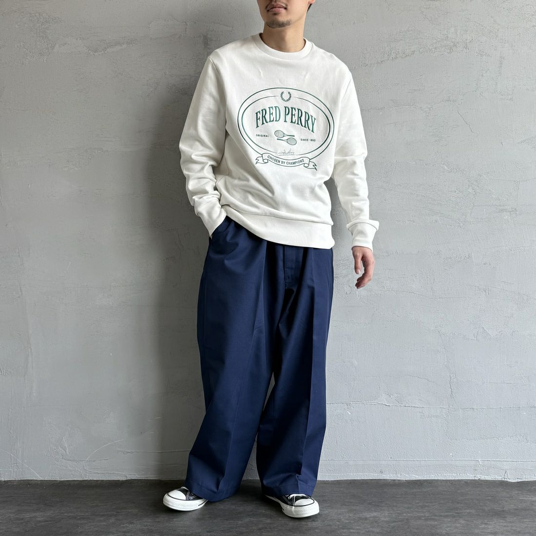 FRED PERRY [フレッドペリー] Chosen by Champions クルーネックスウェット [M1605] 129 SNOW W &&モデル身長：168cm 着用サイズ：M&&