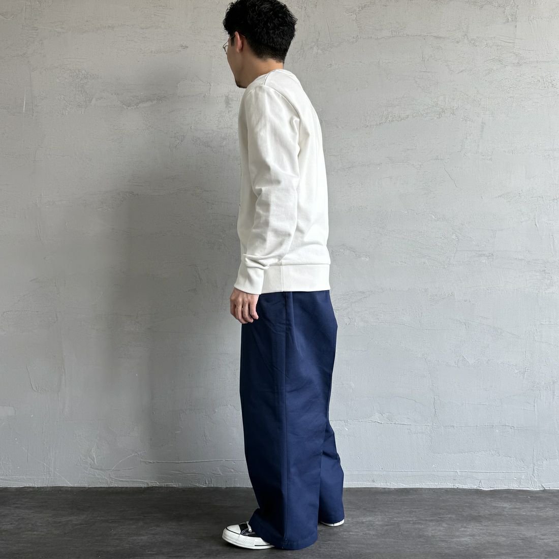 FRED PERRY [フレッドペリー] Chosen by Champions クルーネックスウェット [M1605] 129 SNOW W &&モデル身長：168cm 着用サイズ：M&&