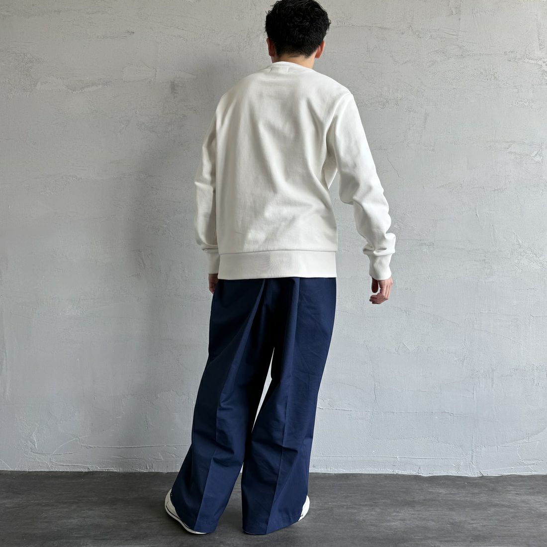 FRED PERRY [フレッドペリー] Chosen by Champions クルーネックスウェット [M1605] 129 SNOW W &&モデル身長：168cm 着用サイズ：M&&