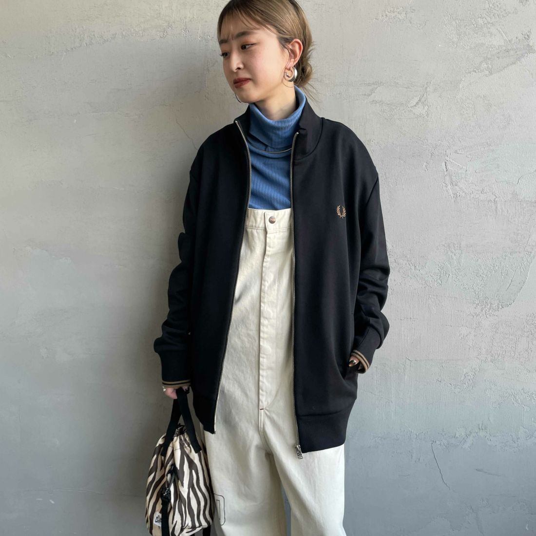 FRED PERRY [フレッドペリー] ジップスルースウェット [J1327] 102 BLACK &&モデル身長：150cm 着用サイズ：S&&