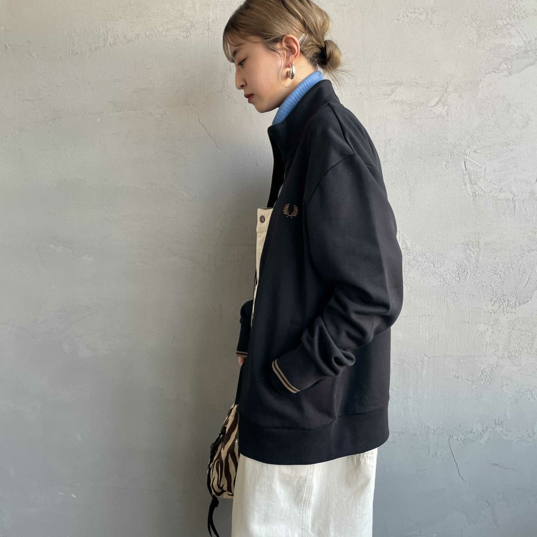 FRED PERRY [フレッドペリー] ジップスルースウェット [J1327] 102 BLACK &&モデル身長：150cm 着用サイズ：S&&