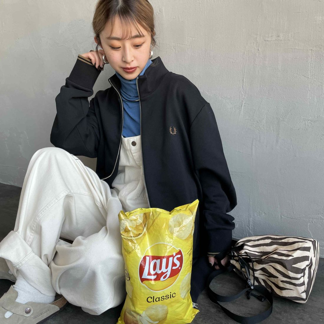 FRED PERRY [フレッドペリー] ジップスルースウェット [J1327] 102 BLACK &&モデル身長：150cm 着用サイズ：S&&