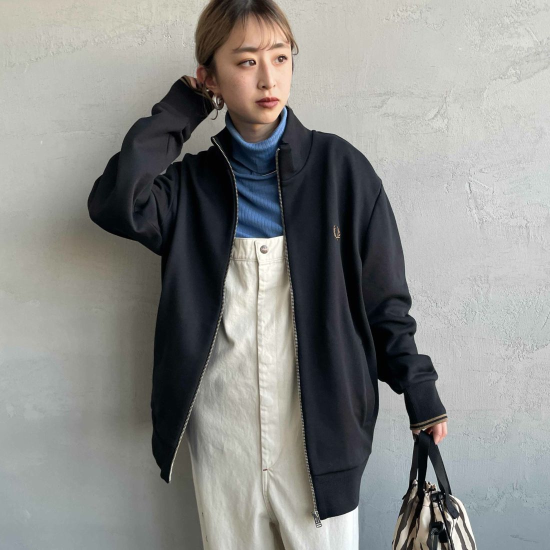 FRED PERRY [フレッドペリー] ジップスルースウェット [J1327] 102 BLACK &&モデル身長：150cm 着用サイズ：S&&