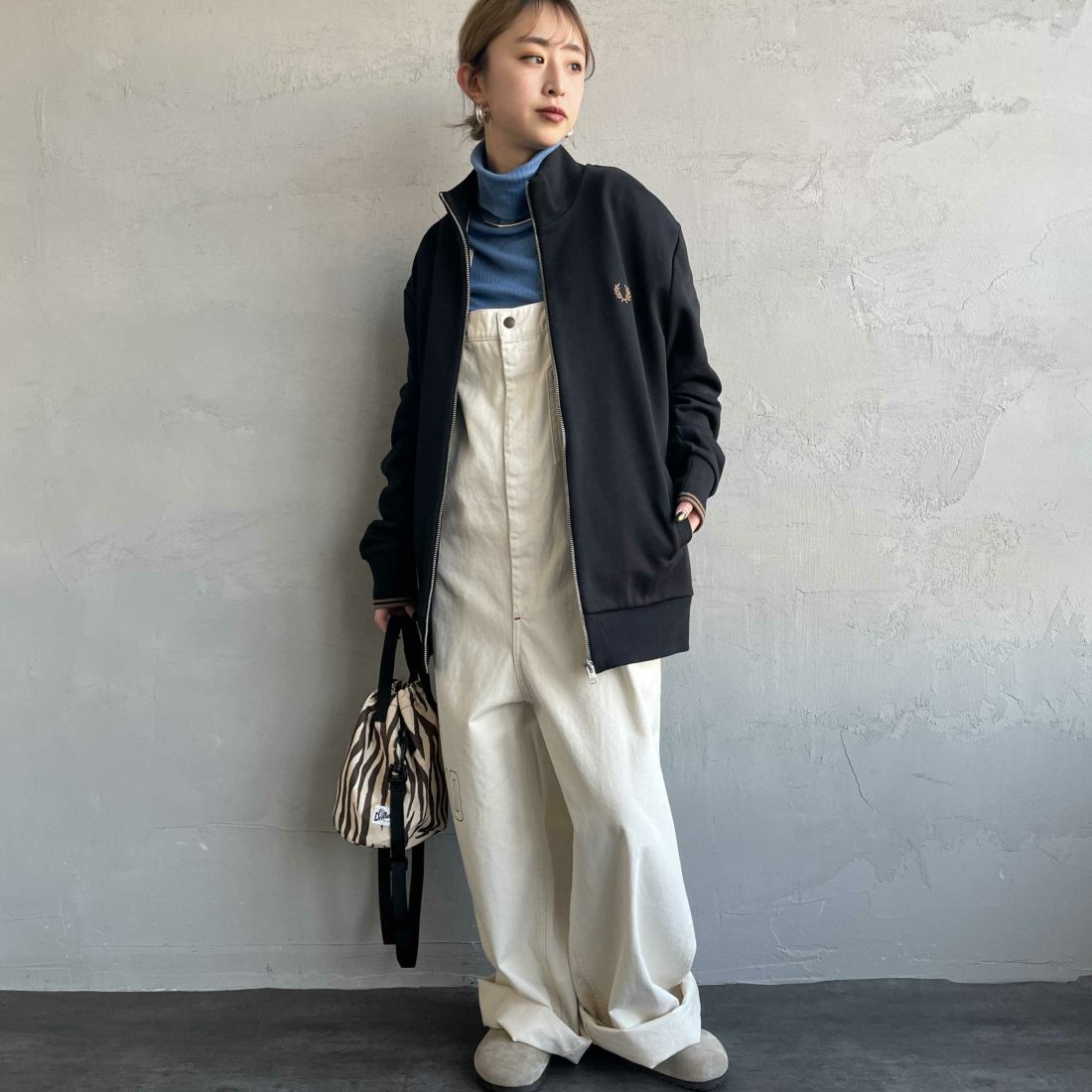 FRED PERRY [フレッドペリー] ジップスルースウェット [J1327] 102 BLACK &&モデル身長：150cm 着用サイズ：S&&