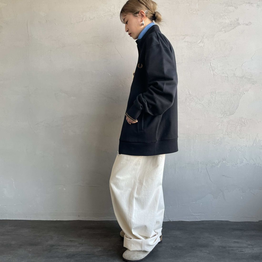 FRED PERRY [フレッドペリー] ジップスルースウェット [J1327] 102 BLACK &&モデル身長：150cm 着用サイズ：S&&