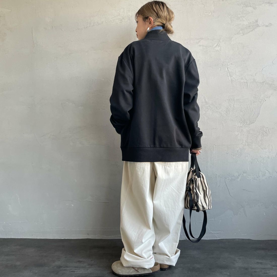 FRED PERRY [フレッドペリー] ジップスルースウェット [J1327] 102 BLACK &&モデル身長：150cm 着用サイズ：S&&