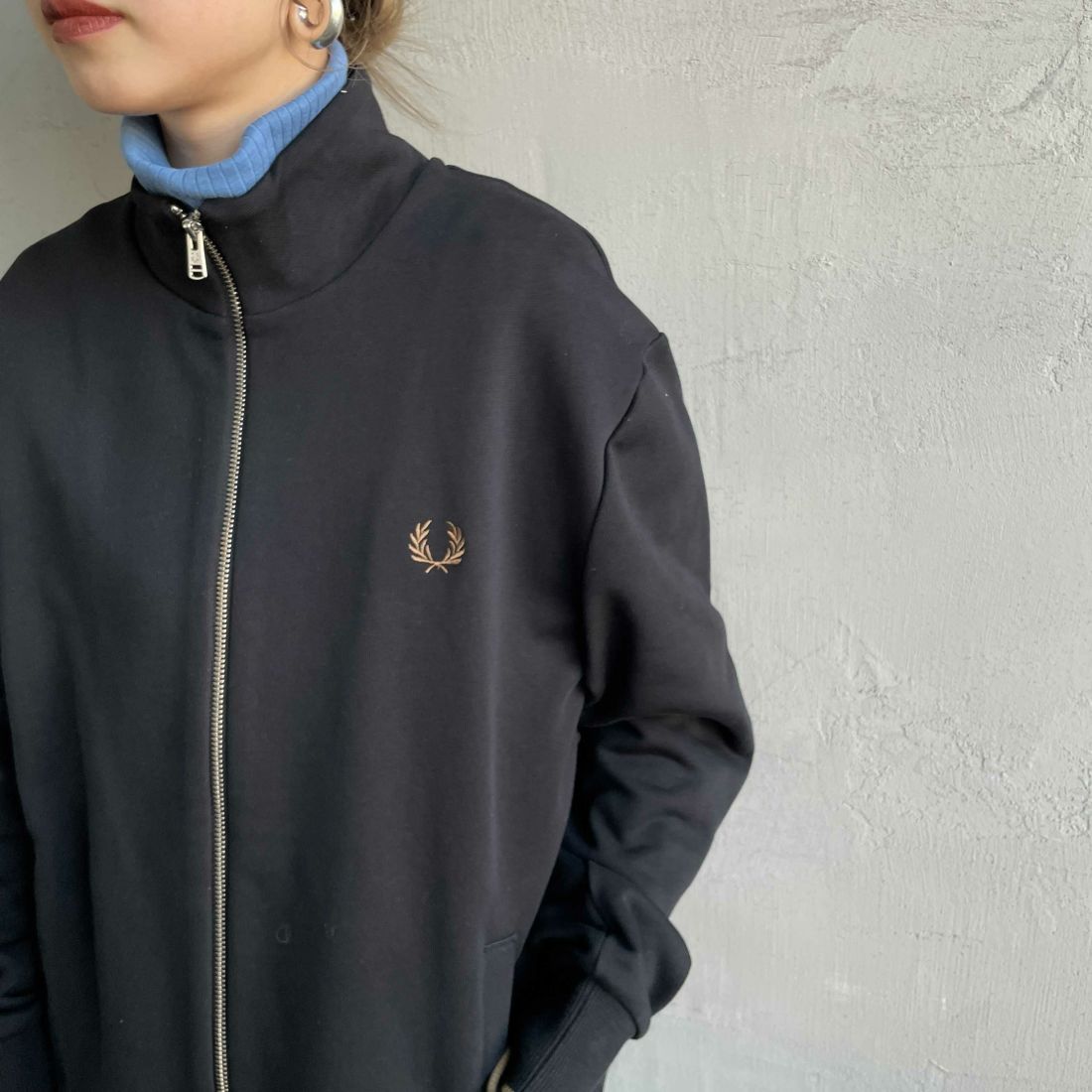 FRED PERRY [フレッドペリー] ジップスルースウェット [J1327] 102 BLACK &&モデル身長：150cm 着用サイズ：S&&