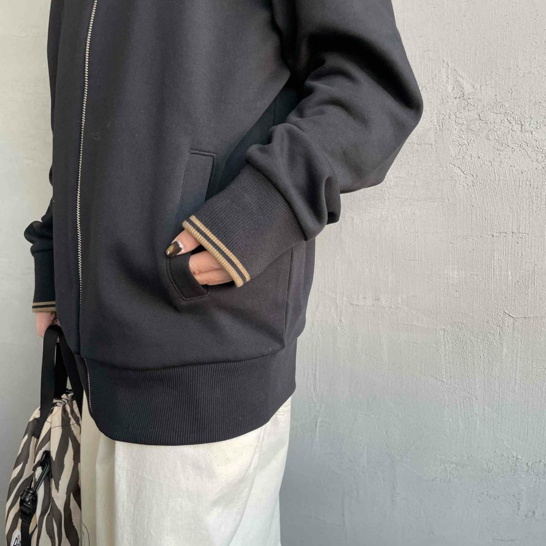 FRED PERRY [フレッドペリー] ジップスルースウェット [J1327] 102 BLACK &&モデル身長：150cm 着用サイズ：S&&