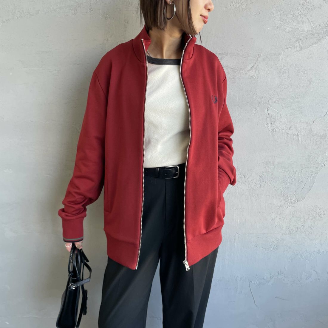 FRED PERRY [フレッドペリー] ジップスルースウェット [J1327] M02 BURNT &&モデル身長：160cm 着用サイズ：S&&