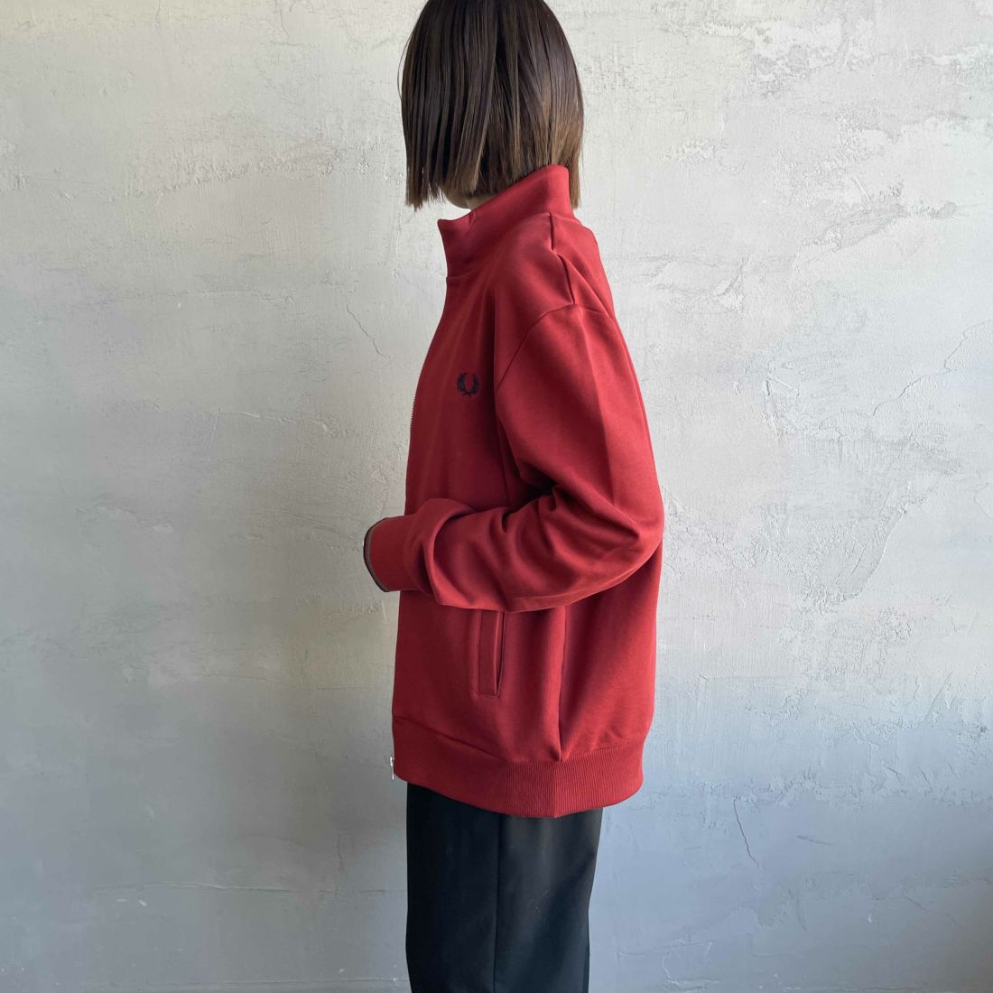 FRED PERRY [フレッドペリー] ジップスルースウェット [J1327] M02 BURNT &&モデル身長：160cm 着用サイズ：S&&