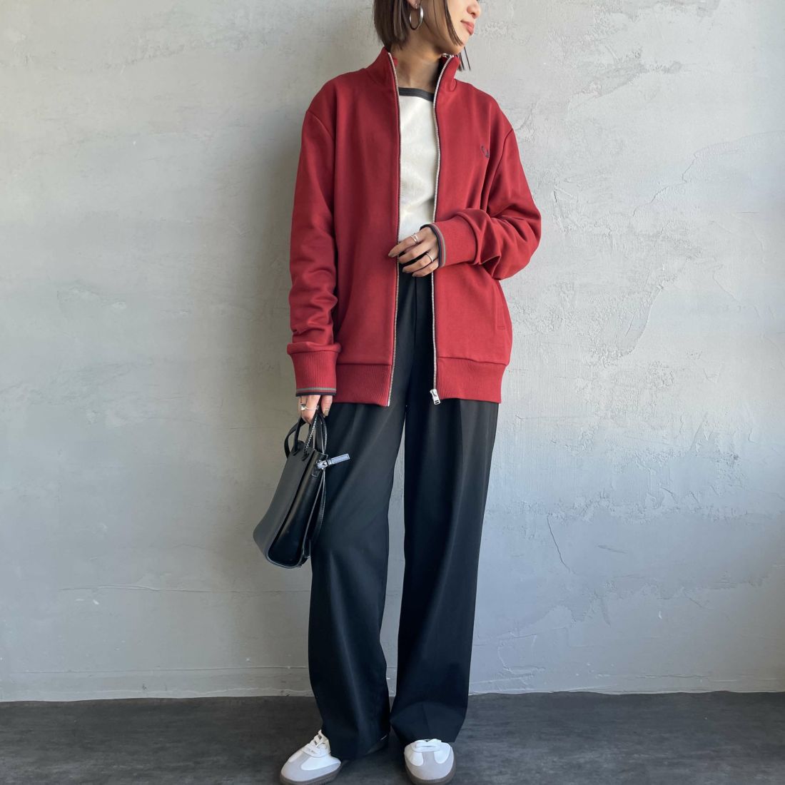 FRED PERRY [フレッドペリー] ジップスルースウェット [J1327] M02 BURNT &&モデル身長：160cm 着用サイズ：S&&