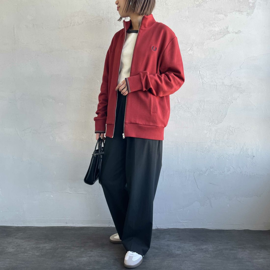 FRED PERRY [フレッドペリー] ジップスルースウェット [J1327] M02 BURNT &&モデル身長：160cm 着用サイズ：S&&