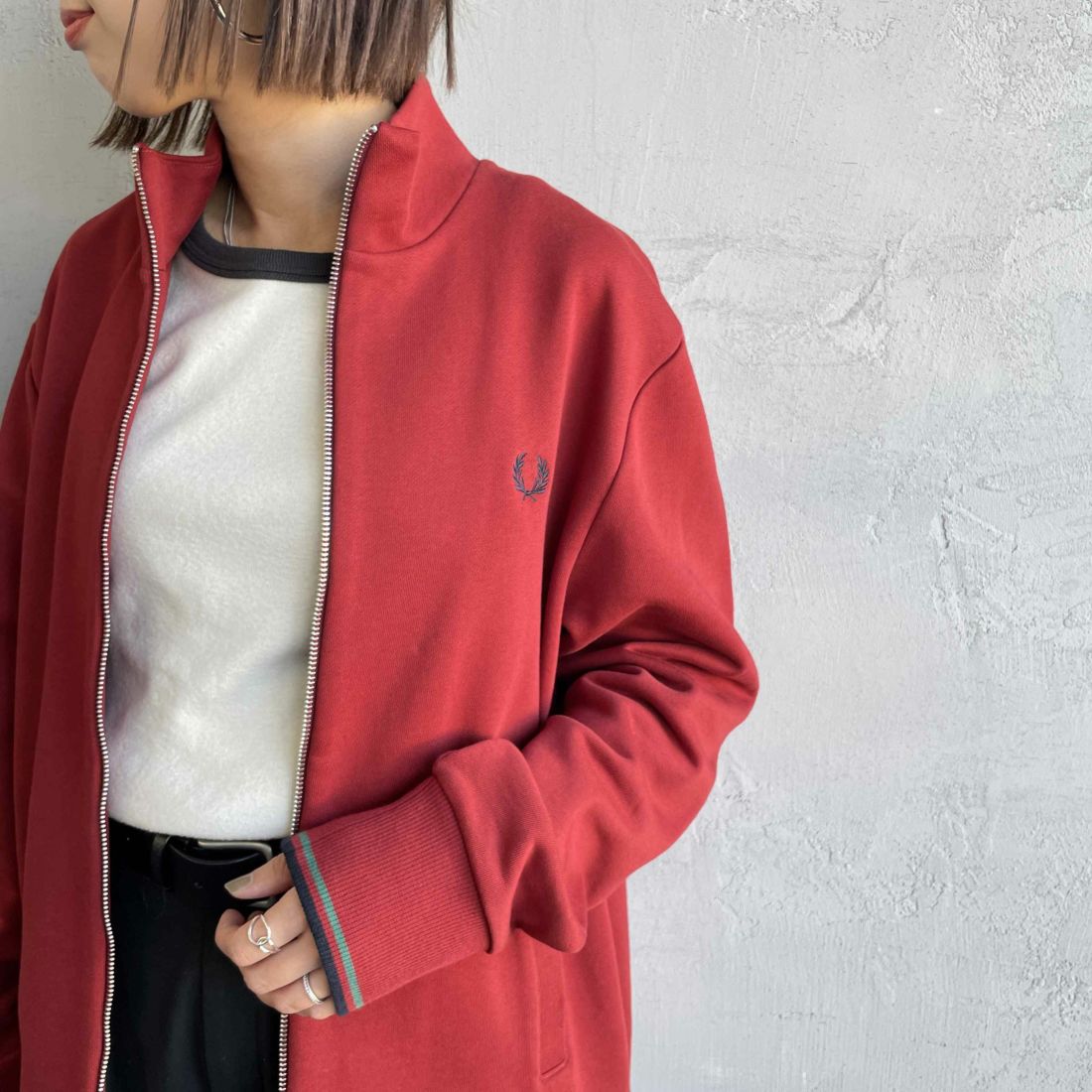 FRED PERRY [フレッドペリー] ジップスルースウェット [J1327] M02 BURNT &&モデル身長：160cm 着用サイズ：S&&