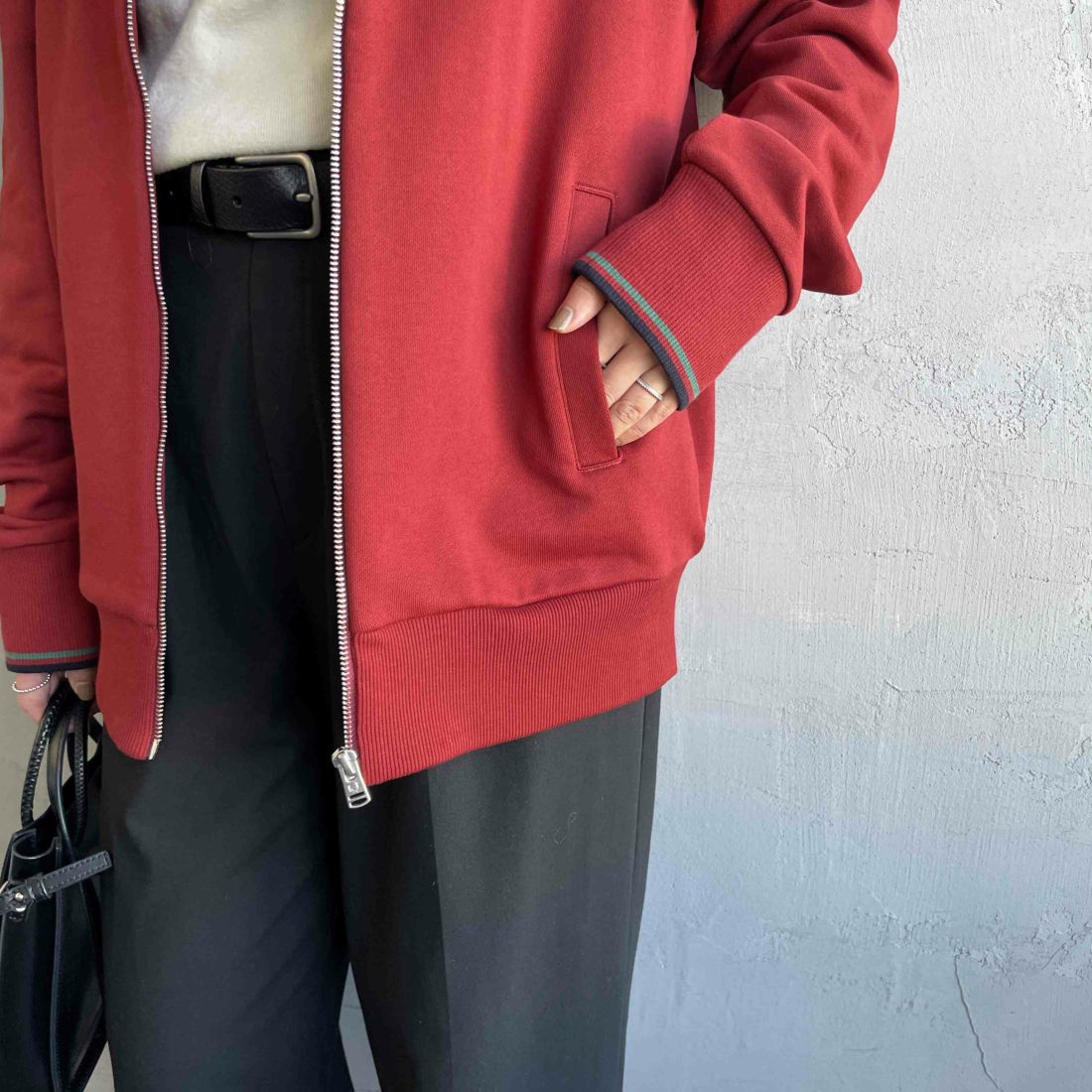 FRED PERRY [フレッドペリー] ジップスルースウェット [J1327] M02 BURNT &&モデル身長：160cm 着用サイズ：S&&