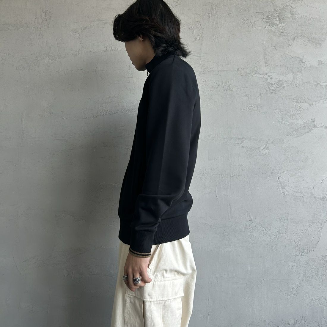 FRED PERRY [フレッドペリー] ジップスルースウェット [J1327] 102 BLACK &&モデル身長：179cm 着用サイズ：M&&