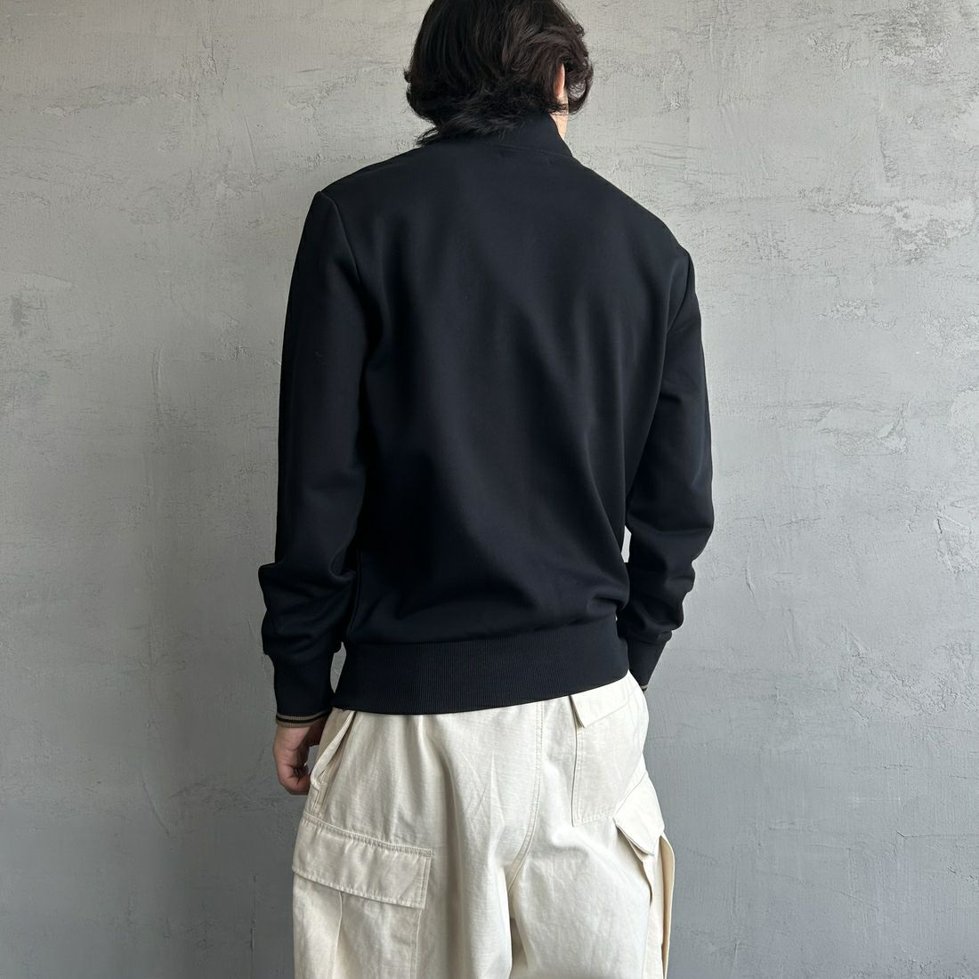 FRED PERRY [フレッドペリー] ジップスルースウェット [J1327] 102 BLACK &&モデル身長：179cm 着用サイズ：M&&