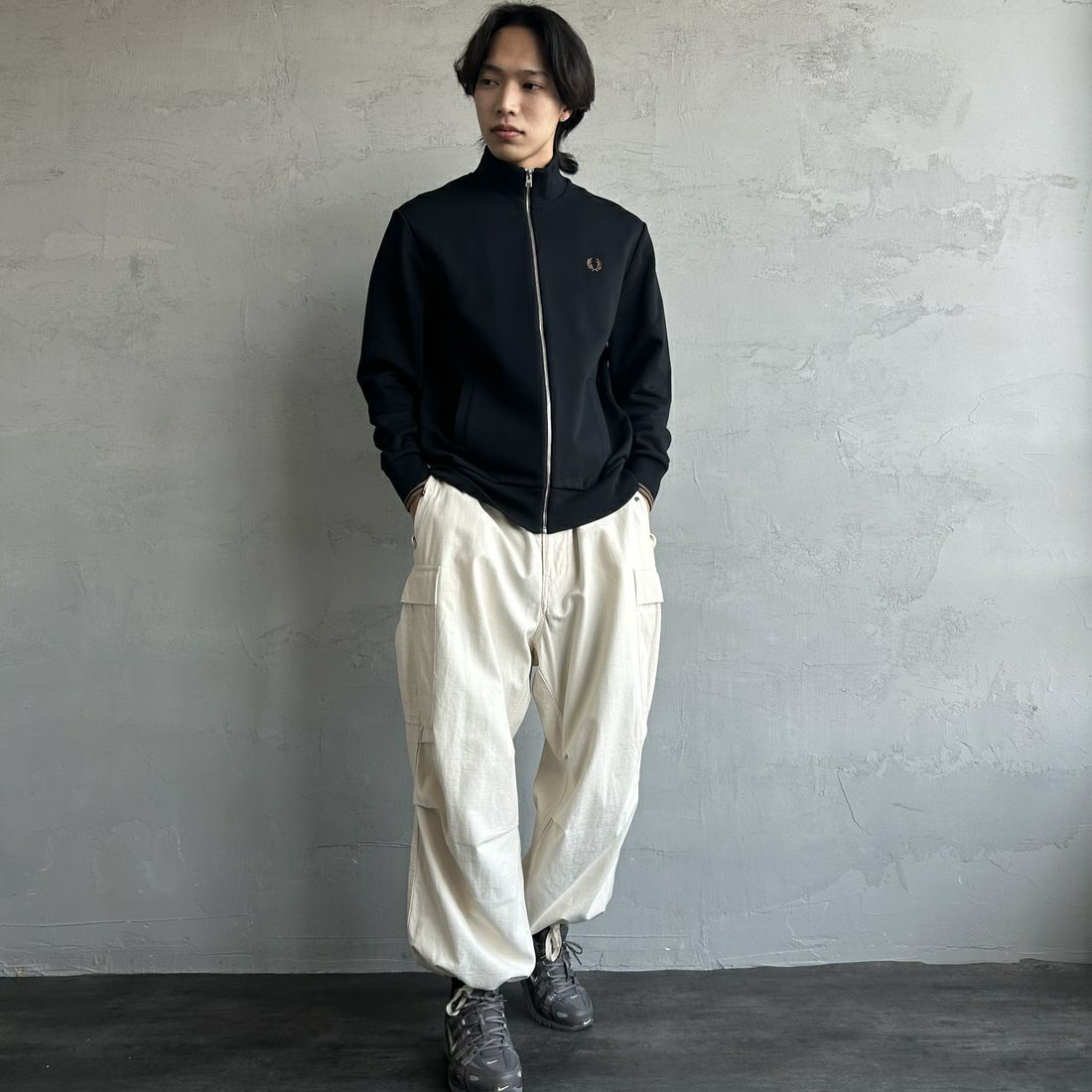 FRED PERRY [フレッドペリー] ジップスルースウェット [J1327] 102 BLACK &&モデル身長：179cm 着用サイズ：M&&