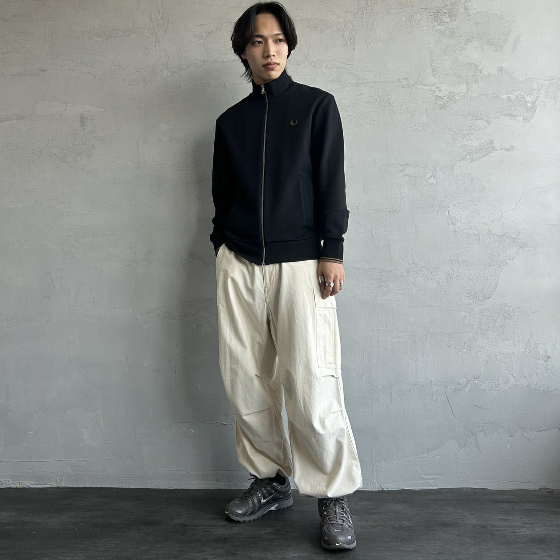 FRED PERRY [フレッドペリー] ジップスルースウェット [J1327] 102 BLACK &&モデル身長：179cm 着用サイズ：M&&