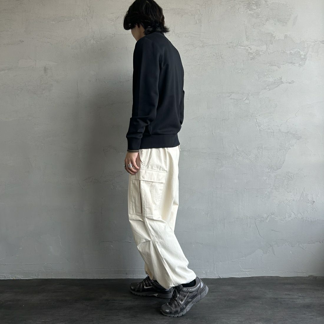 FRED PERRY [フレッドペリー] ジップスルースウェット [J1327] 102 BLACK &&モデル身長：179cm 着用サイズ：M&&