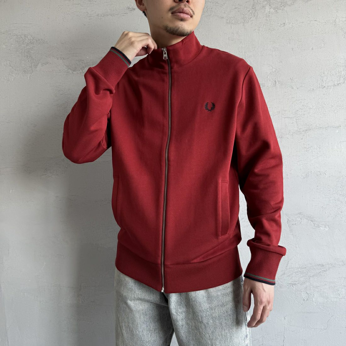 FRED PERRY [フレッドペリー] ジップスルースウェット [J1327] M02 BURNT &&モデル身長：168cm 着用サイズ：M&&