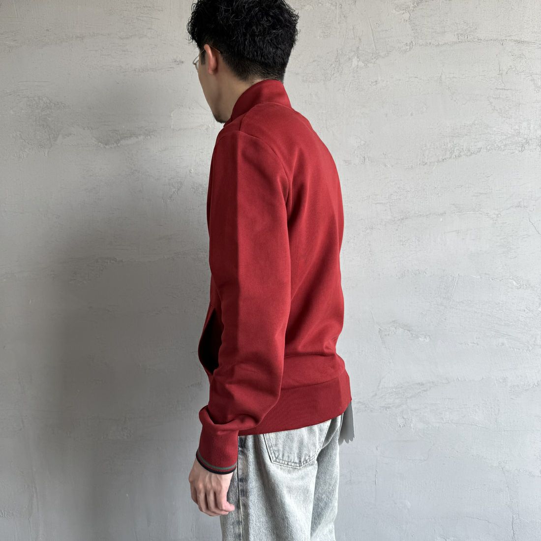 FRED PERRY [フレッドペリー] ジップスルースウェット [J1327] M02 BURNT &&モデル身長：168cm 着用サイズ：M&&