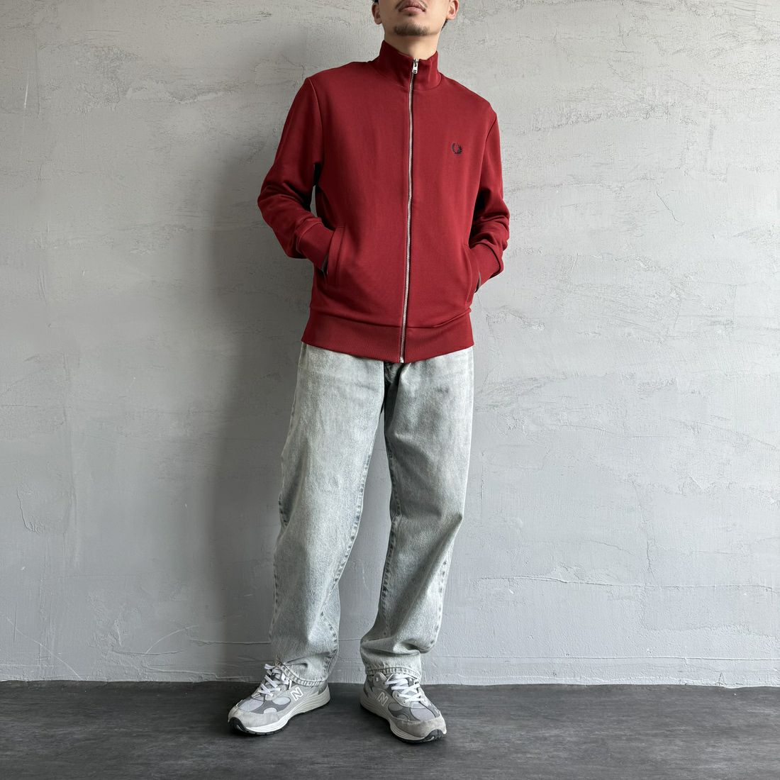 FRED PERRY [フレッドペリー] ジップスルースウェット [J1327] M02 BURNT &&モデル身長：168cm 着用サイズ：M&&