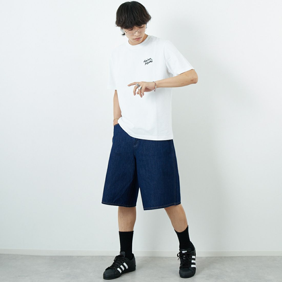 MAISON KITSUNE [メゾン キツネ] ハンドライティング コンフォートTシャツ [MM00126KJ7025] M186 WH/BK &&モデル身長：179cm 着用サイズ：S&&