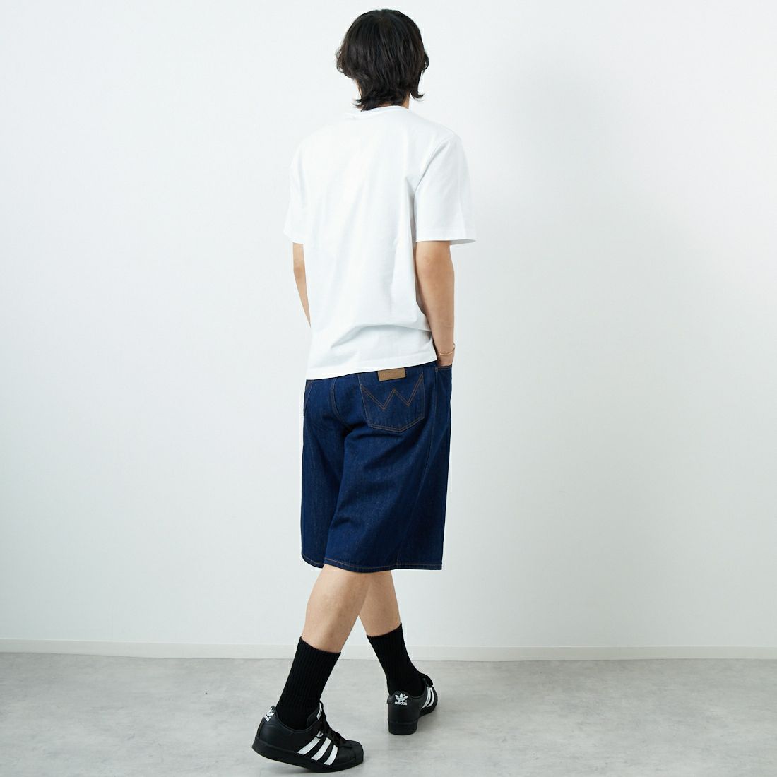 MAISON KITSUNE [メゾン キツネ] ハンドライティング コンフォートTシャツ [MM00126KJ7025] M186 WH/BK &&モデル身長：179cm 着用サイズ：S&&