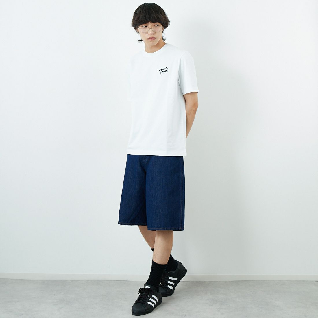 MAISON KITSUNE [メゾン キツネ] ハンドライティング コンフォートTシャツ [MM00126KJ7025] M186 WH/BK &&モデル身長：179cm 着用サイズ：S&&