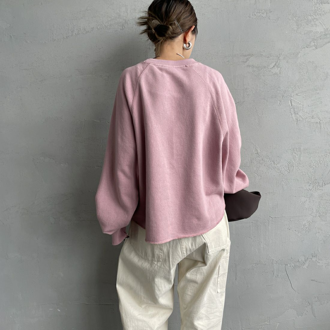 MANHATTAN PORTAGE [マンハッタンポーテージ] 別注 ロゴプリント カットオフスウェット [25FWMP-INL016-JF] PINK &&モデル身長：150cm 着用サイズ：F&&