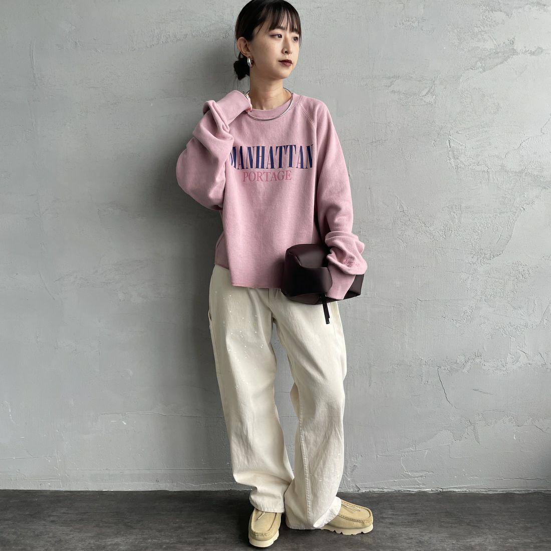 MANHATTAN PORTAGE [マンハッタンポーテージ] 別注 ロゴプリント カットオフスウェット [25FWMP-INL016-JF] PINK &&モデル身長：150cm 着用サイズ：F&&