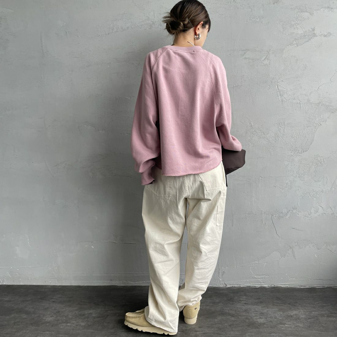 MANHATTAN PORTAGE [マンハッタンポーテージ] 別注 ロゴプリント カットオフスウェット [25FWMP-INL016-JF] PINK &&モデル身長：150cm 着用サイズ：F&&