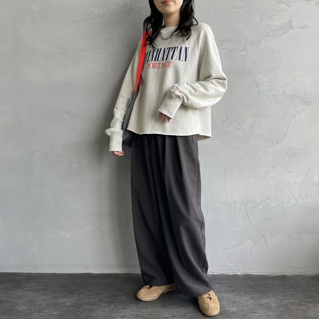 MANHATTAN PORTAGE [マンハッタンポーテージ] 別注 ロゴプリント カットオフスウェット [25FWMP-INL016-JF] OATMEAL &&モデル身長：160cm 着用サイズ：F&&