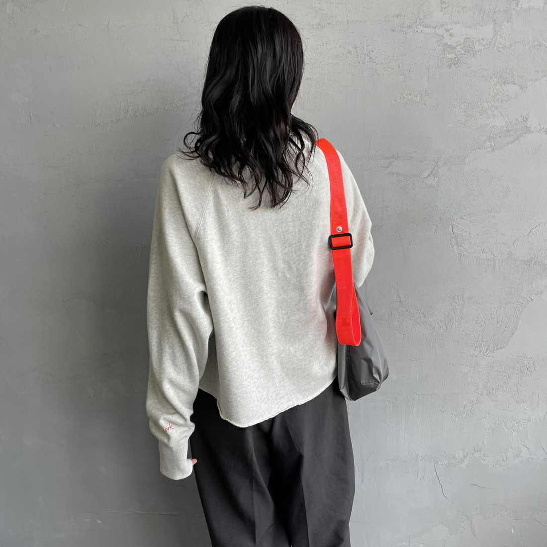 MANHATTAN PORTAGE [マンハッタンポーテージ] 別注 ロゴプリント カットオフスウェット [25FWMP-INL016-JF] OATMEAL &&モデル身長：160cm 着用サイズ：F&&