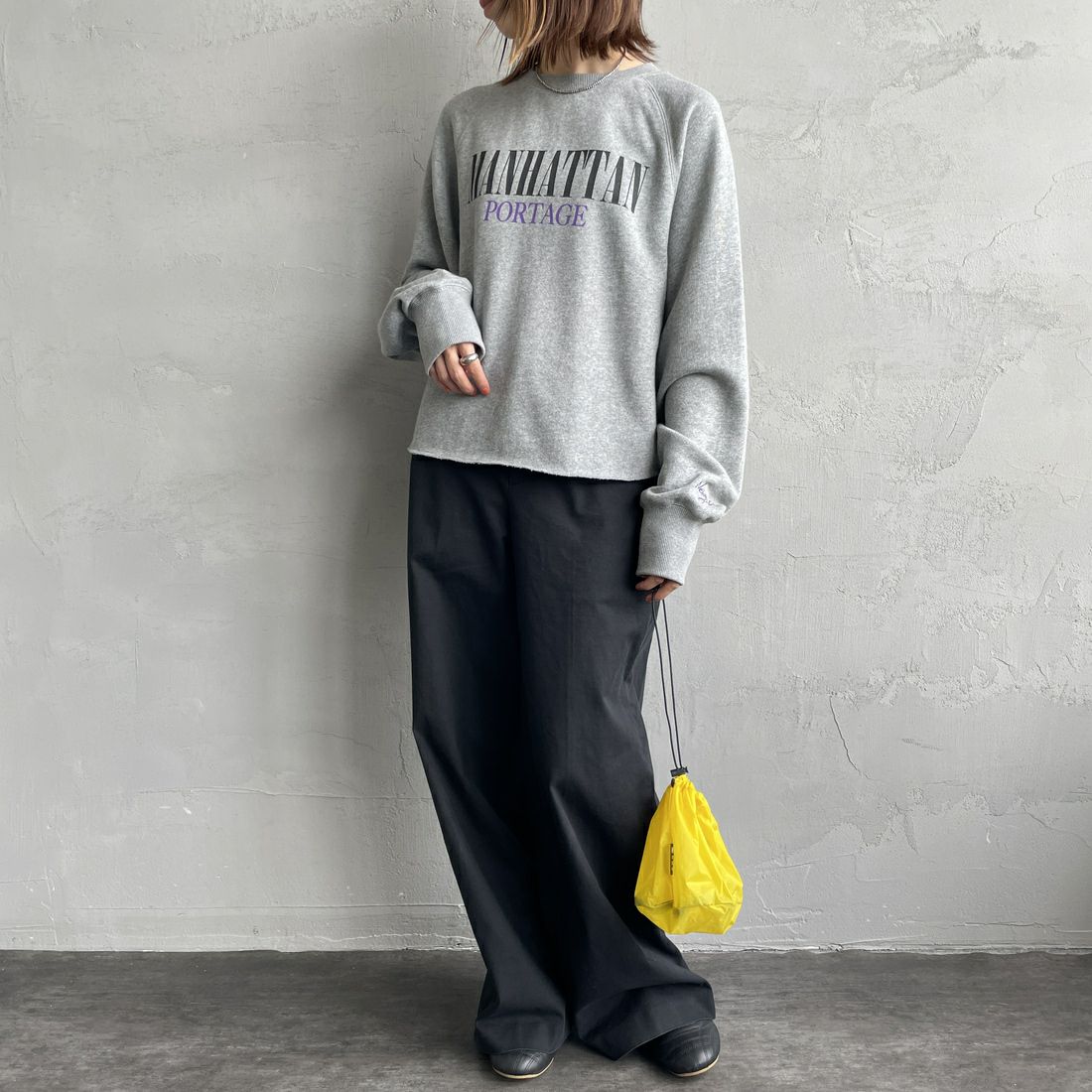 MANHATTAN PORTAGE [マンハッタンポーテージ] 別注 ロゴプリント カットオフスウェット [25FWMP-INL016-JF] H.GRAY &&モデル身長：158cm 着用サイズ：F&&