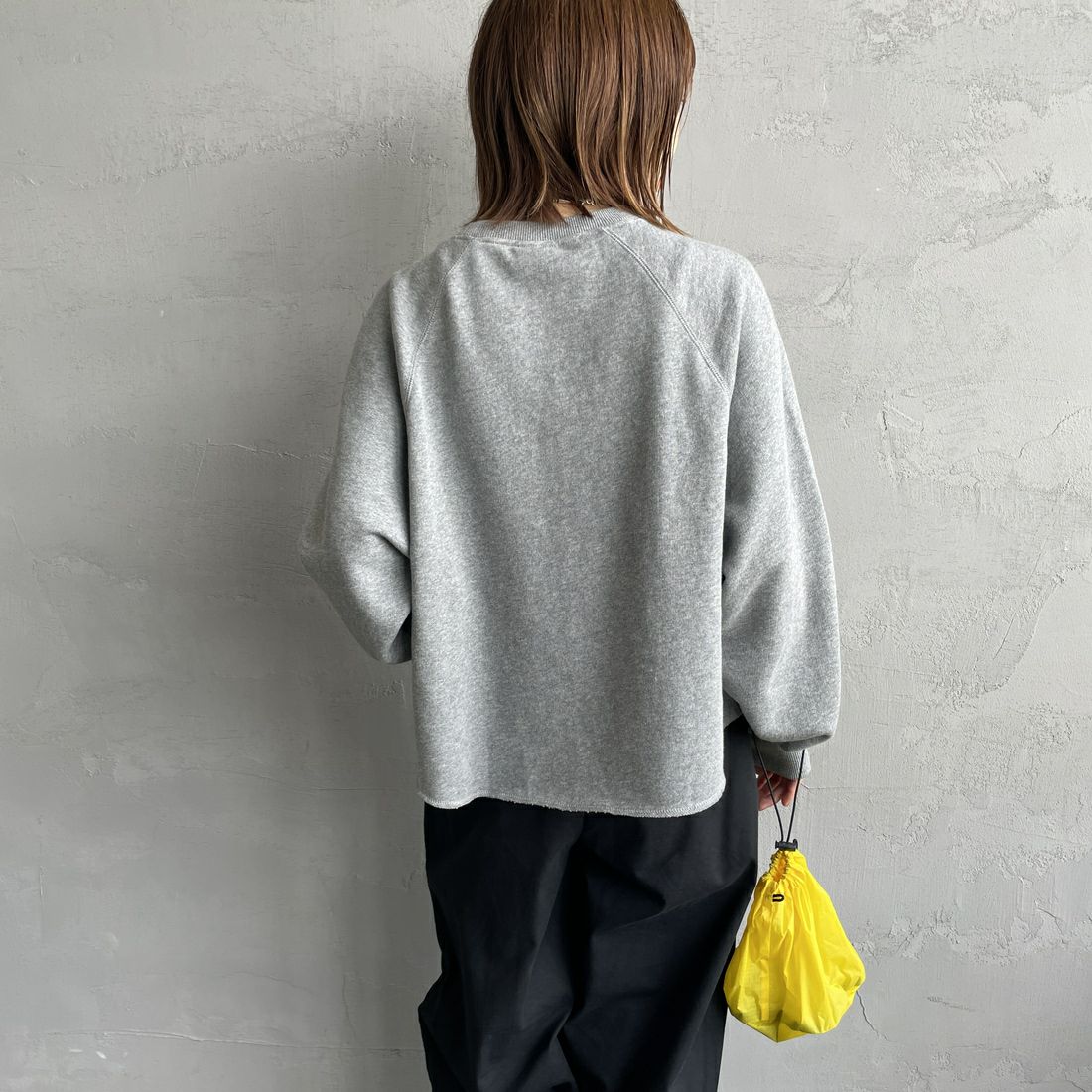 MANHATTAN PORTAGE [マンハッタンポーテージ] 別注 ロゴプリント カットオフスウェット [25FWMP-INL016-JF] H.GRAY &&モデル身長：158cm 着用サイズ：F&&