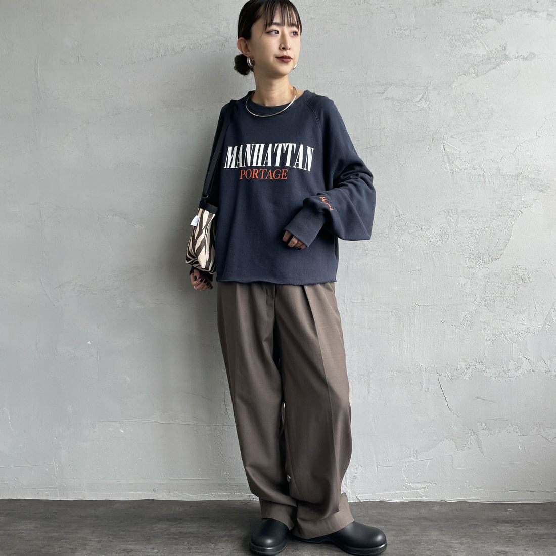 MANHATTAN PORTAGE [マンハッタンポーテージ] 別注 ロゴプリント カットオフスウェット [25FWMP-INL016-JF] NAVY &&モデル身長：150cm 着用サイズ：F&&