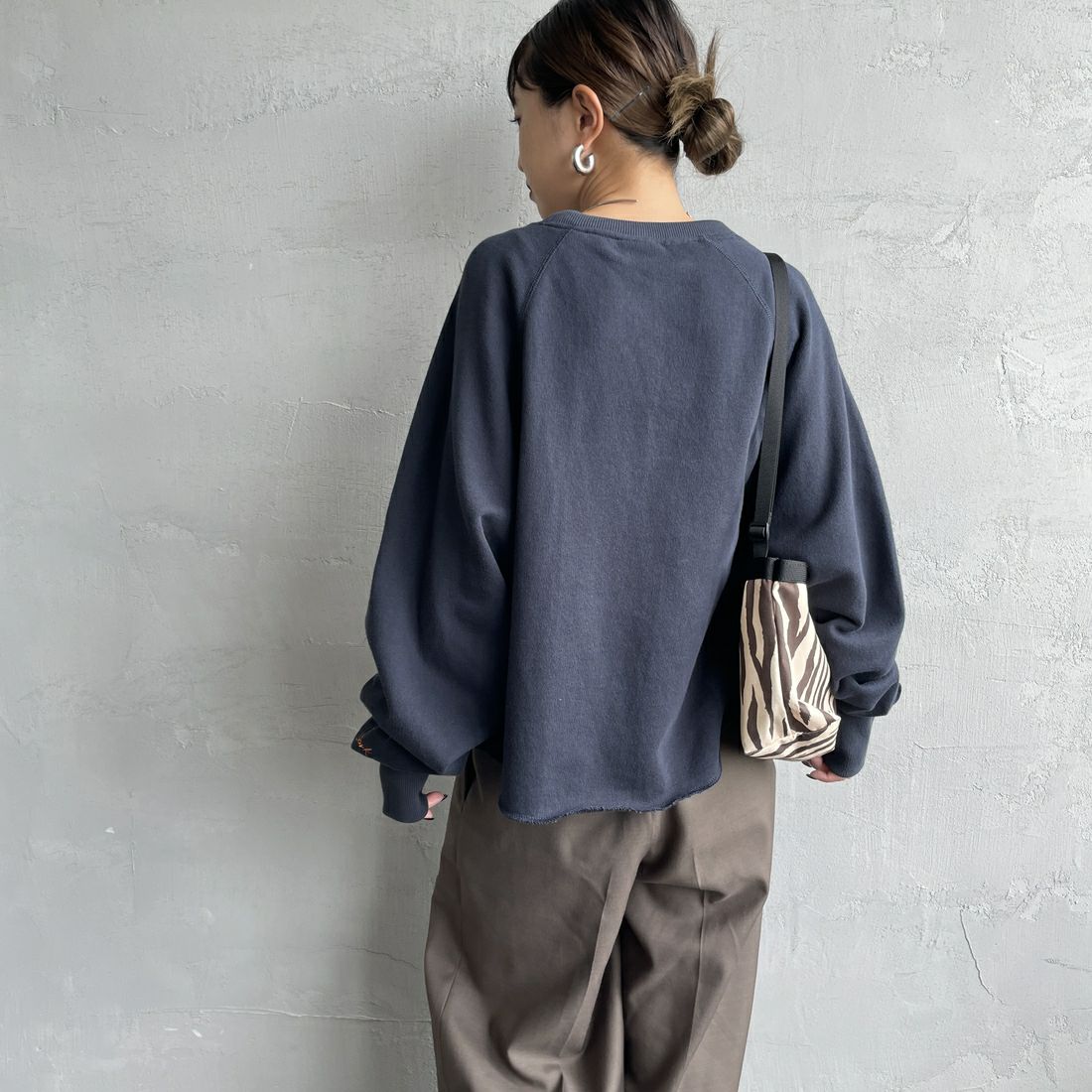 MANHATTAN PORTAGE [マンハッタンポーテージ] 別注 ロゴプリント カットオフスウェット [25FWMP-INL016-JF] NAVY &&モデル身長：150cm 着用サイズ：F&&