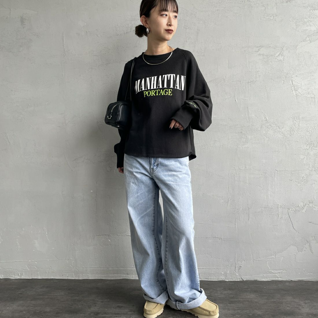 MANHATTAN PORTAGE [マンハッタンポーテージ] 別注 ロゴプリント カットオフスウェット [25FWMP-INL016-JF] BLACK &&モデル身長：150cm 着用サイズ：F&&