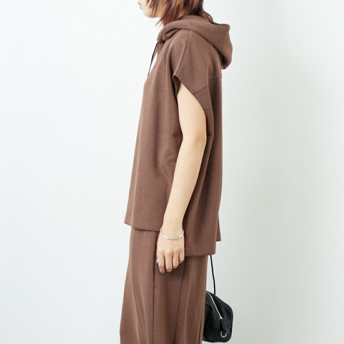 Maison de L'allure [メゾン ドゥ ラリュール] ダンボールフーディベスト [M25132003] 28 BROWN &&モデル身長：167cm 着用サイズ：F&&