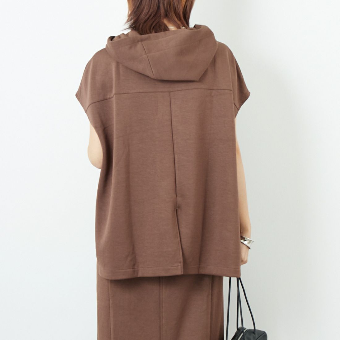 Maison de L'allure [メゾン ドゥ ラリュール] ダンボールフーディベスト [M25132003] 28 BROWN &&モデル身長：167cm 着用サイズ：F&&