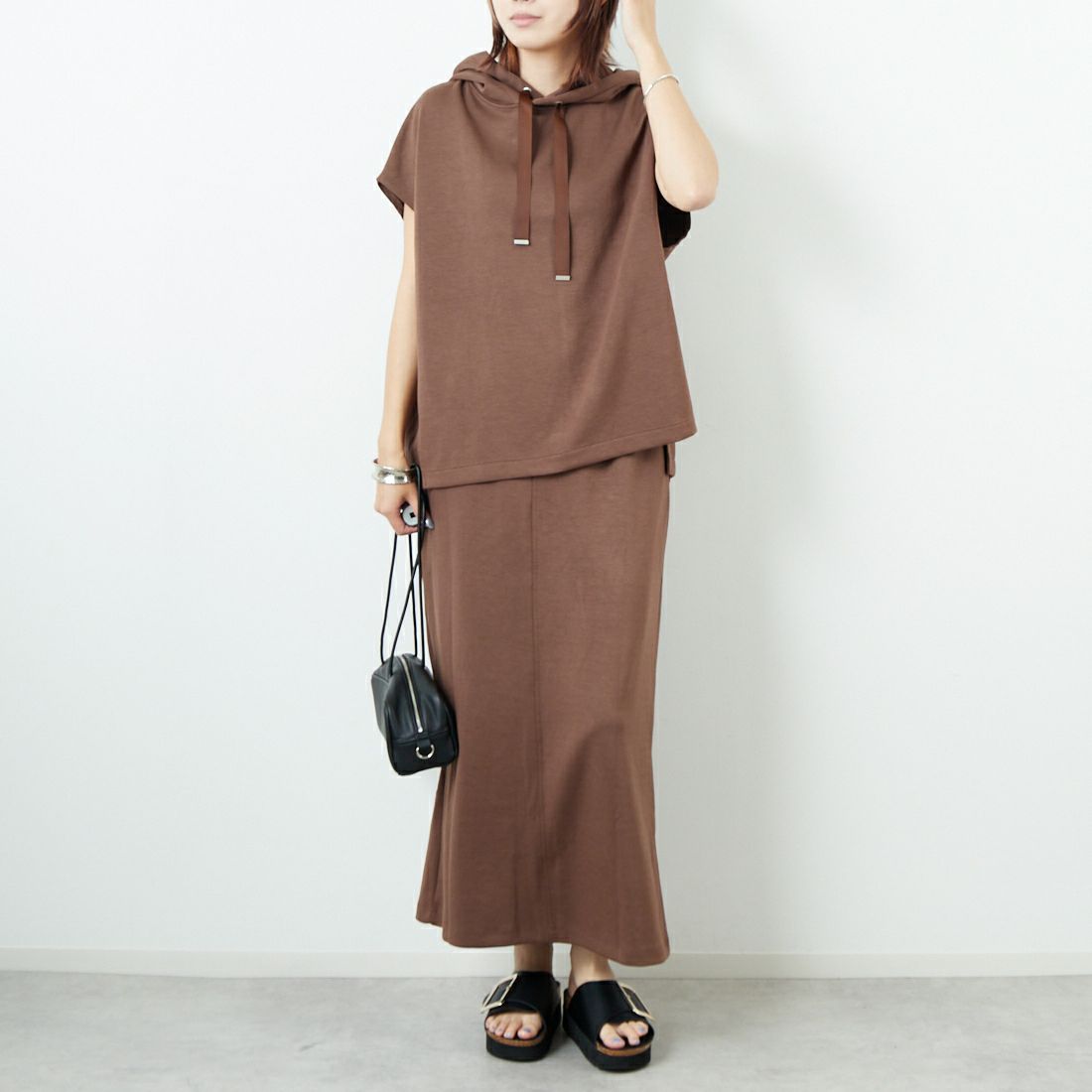 Maison de L'allure [メゾン ドゥ ラリュール] ダンボールフーディベスト [M25132003] 28 BROWN &&モデル身長：167cm 着用サイズ：F&&