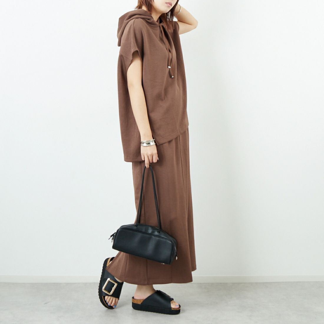 Maison de L'allure [メゾン ドゥ ラリュール] ダンボールフーディベスト [M25132003] 28 BROWN &&モデル身長：167cm 着用サイズ：F&&