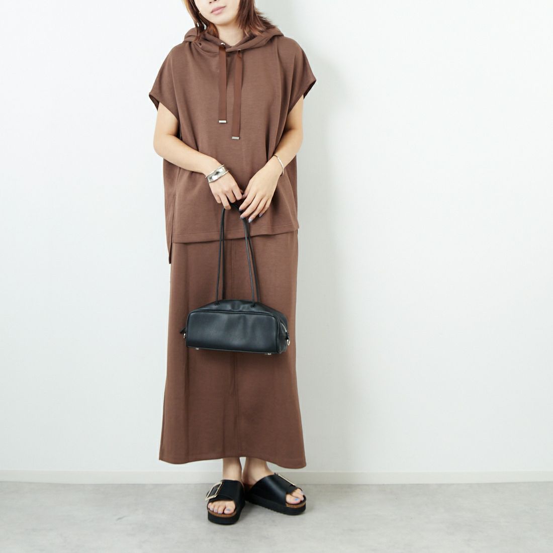 Maison de L'allure [メゾン ドゥ ラリュール] ダンボールフーディベスト [M25132003] 28 BROWN &&モデル身長：167cm 着用サイズ：F&&